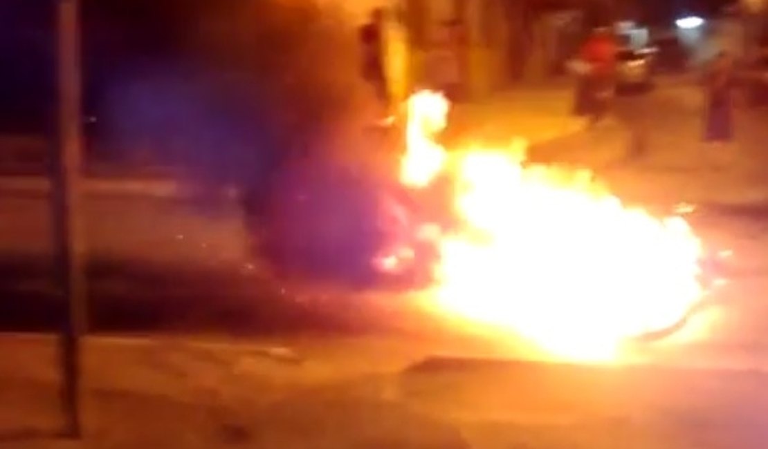 Marido de vítima de assalto persegue criminosos e ateia fogo em motocicleta; veja vídeo!