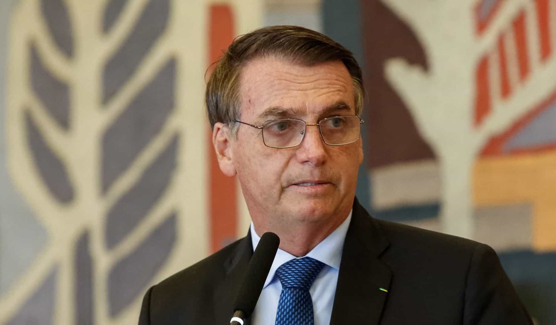 Bolsonaro tenta explicar gastos com cartão, mas se equivoca na base de comparação