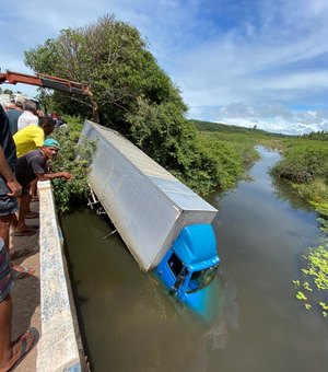[Vídeo] Caminhão baú cai de ponte e fica submerso em rio na Praia da Lagoa do Pau em Coruripe