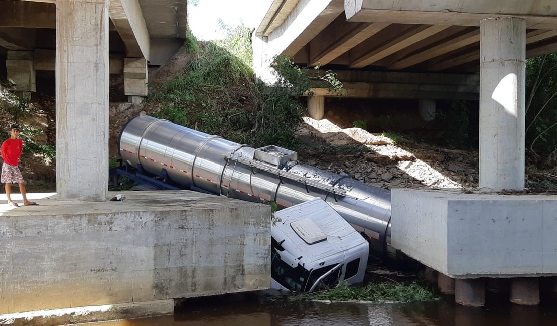  Caminhão tanque cai de ponte na cidade de Porto Real do Colégio