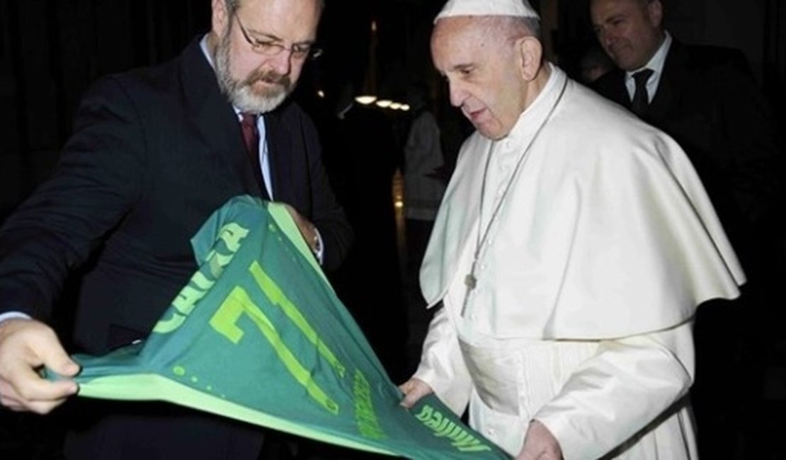 Papa recebe camisa da Chapecoense com número de vítima de tragédia