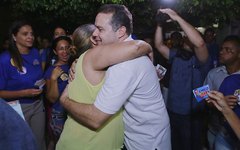 O governador Renan Filho (MDB), candidato à reeleição, participou, na noite desta quinta-feira (30), de uma caminhada 