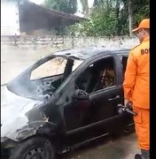 [Vídeo] Automóvel incendeia no Centro de Maragogi e homem escapa