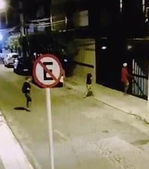 Trio arranca portão, invade prédio na Ponta Verde e furta bicicleta