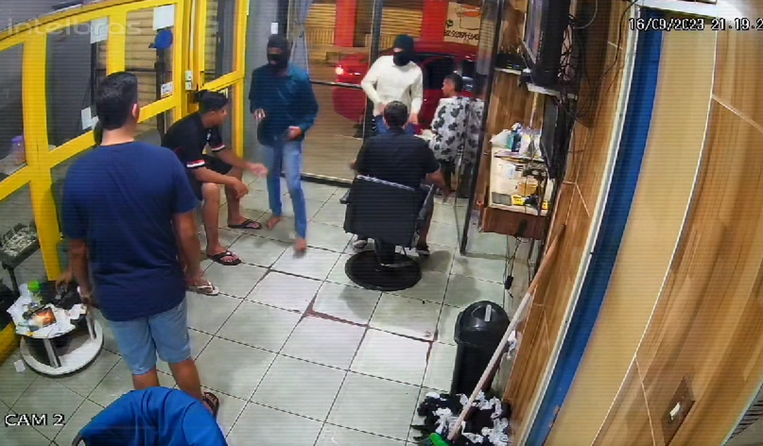 Câmera de segurança flagra momento que assaltantes entram em barbearia no Jacintinho, Maceió