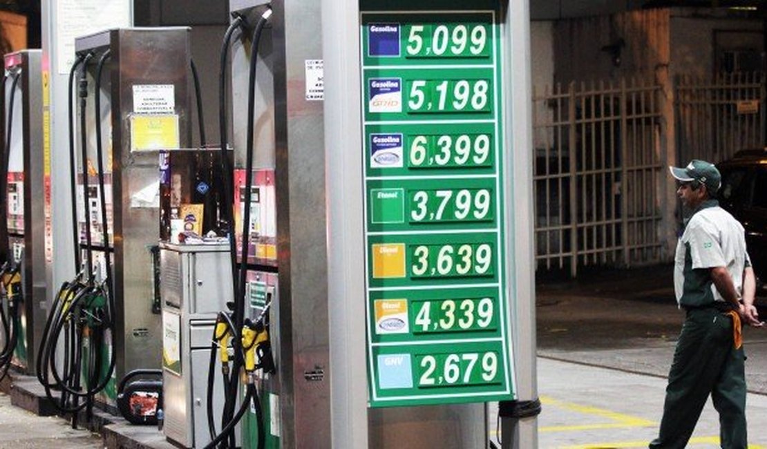 Na contramão da Petrobras, Alagoas tem o 8° menor preço da gasolina no Brasil e 2° do NE
