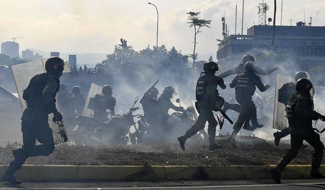Manifestantes venezuelanos voltam a entrar em confronto com forças de Maduro