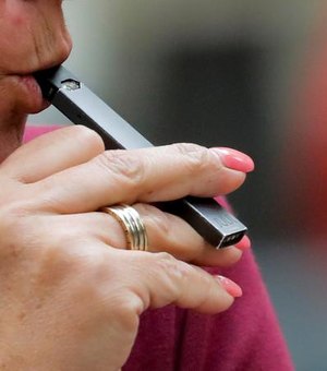Cigarro eletrônico aumenta dependência da nicotina, aponta estudo do Inca