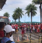 Torcedores do CRB recebem jogadores no Aeroporto Zumbi dos Palmares com muita emoção