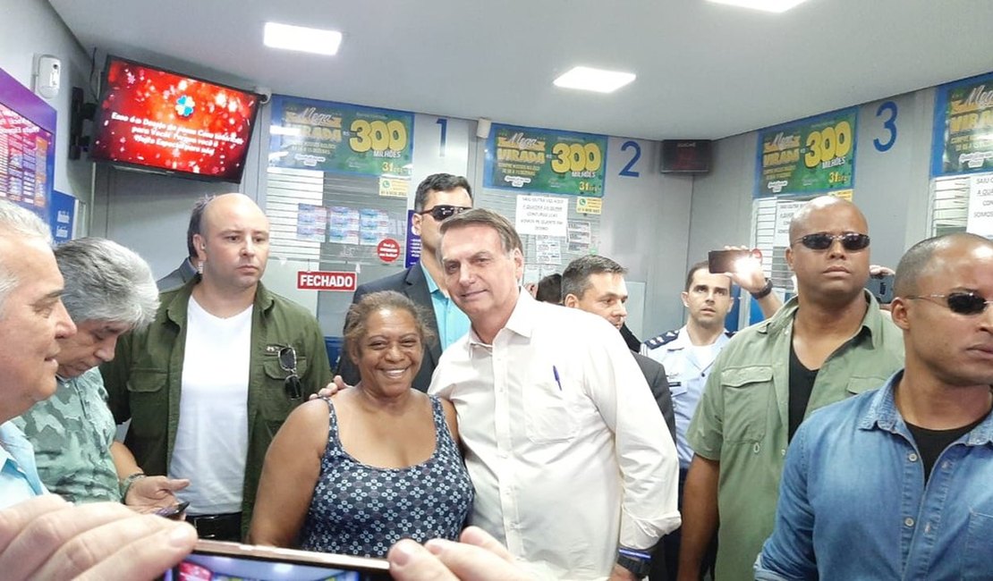 Sem agenda, Bolsonaro vai a lotérica para fazer apostas na Mega da Virada