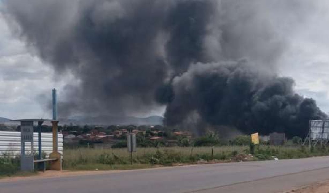 Moradores se assustam após ferro velho ser atingido por incêndio