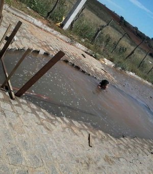 Vazamento de água da Casal se transforma em piscina para moradores do Agreste