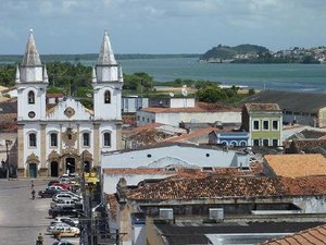 Suspeito é levado para polícia contido em caminhão-baú em Penedo