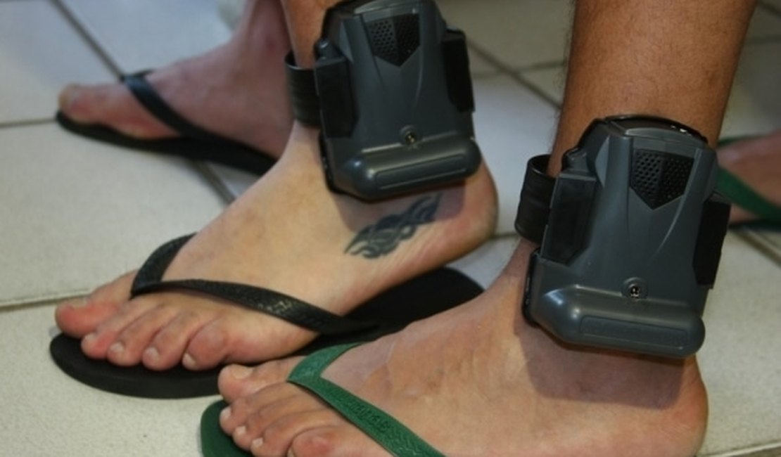 Polícia encontra tornozeleira eletrônica jogada