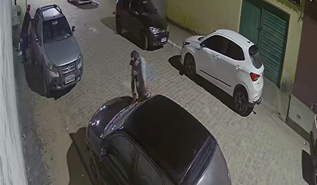 [Vídeo] Assaltantes arrombam carro e furtam equipamentos de som no Sítio Fernandes em Arapiraca