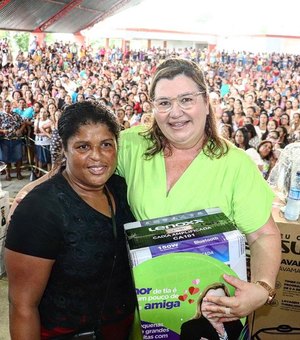 Prefeita Eronita Sposito entrega presentes no Dia das Mães em Porto Calvo