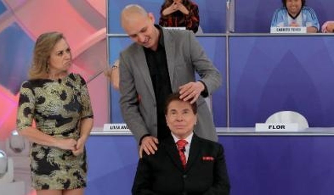 Silvio Santos simula hipnose no palco e 'vê' Helen Ganzarolli 'nua'