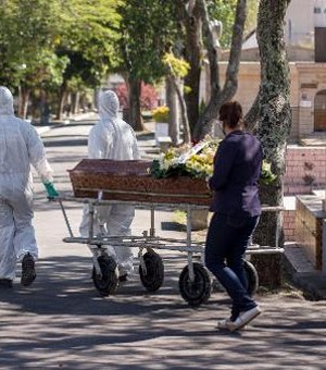 Brasil contabiliza média móvel de 748 óbitos por dia devido à covid-19