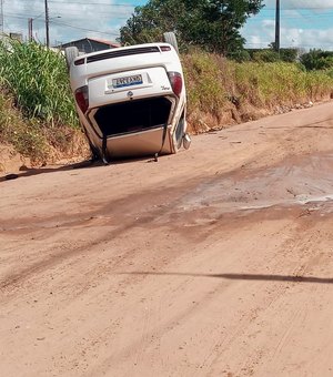 Homem embriagado perde o controle da direção, capota veículo e termina preso em Arapiraca