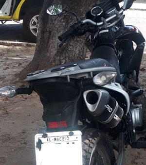 PM recupera motocicleta com queixa de roubo na Ponta Grossa, em Maceió