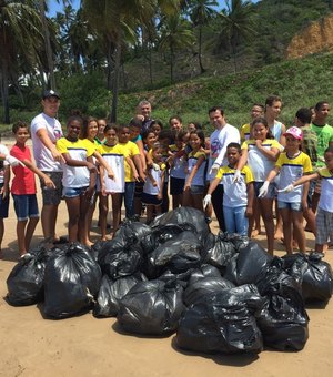 Crianças fazem mutirão de limpeza na Praia das Barreiras do Boqueirão
