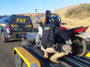 ﻿PRF apreende motocicleta com adulteração de sinal identificador de veículo automotor, em Junqueiro