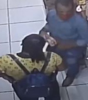 [Vídeo] Casal é flagrado por câmeras de segurança cometendo furto em loja de doces