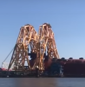 [Vídeo] Carros despencam no mar durante corte de navio tombado