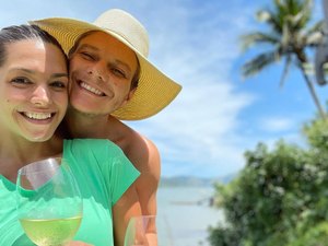 Michel Teló continua a comemorar seus 40 anos com Thais Fersoza