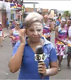 Repórter leva ‘banho de farinha’ durante cobertura do Carnaval