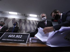 Renan destaca na leitura de relatório final à CPI da Covid atraso na compra da vacina e omissão do governo