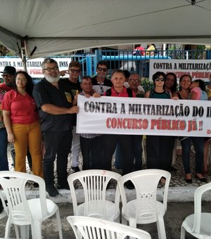 Servidores do INSS protestam contra militarização do órgão em Maceió