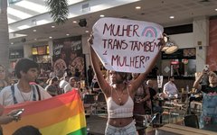  Manifestantes protesta taram contra transfobia em shopping de Maceió 