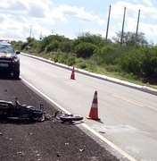 Motociclista morre após colidir com caminhão e ter corpo partido ao meio