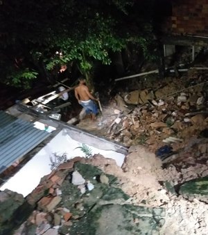 Casa desaba e destroços atingem outro imóvel no bairro do Jacintinho