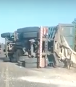 [Vídeo] Motorista perde controle da direção e caçamba tomba em trecho da rodovia AL-115