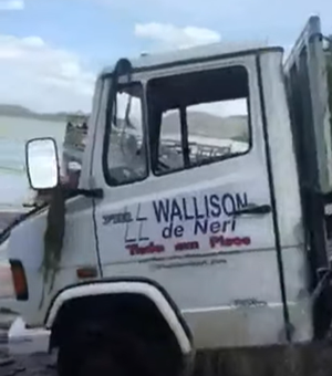 Caminhão cai de balsa no Rio São Francisco e precisa ser puxado por trator