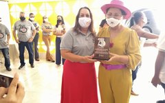Tereza Nelma recebe placa pelos 25 anos da Pestalozzi Arapiraca
