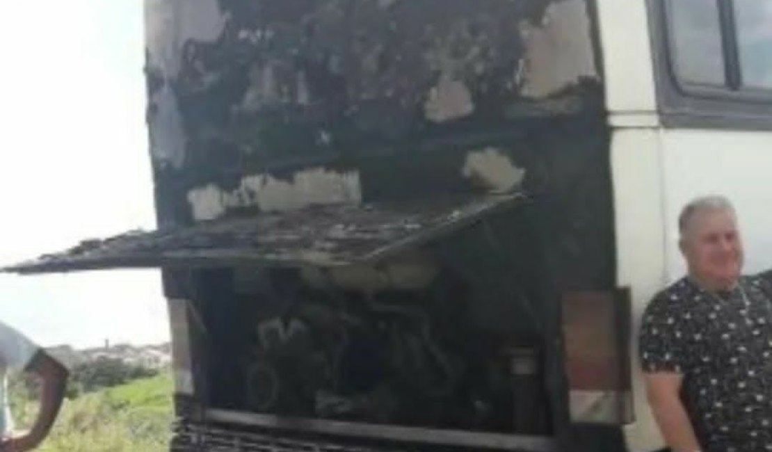 Traseira de ônibus de estudantes de São Luís do Quitunde incendeia