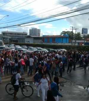 Alunos e motoristas da rede estadual voltam a fechar Fernandes Lima em protesto