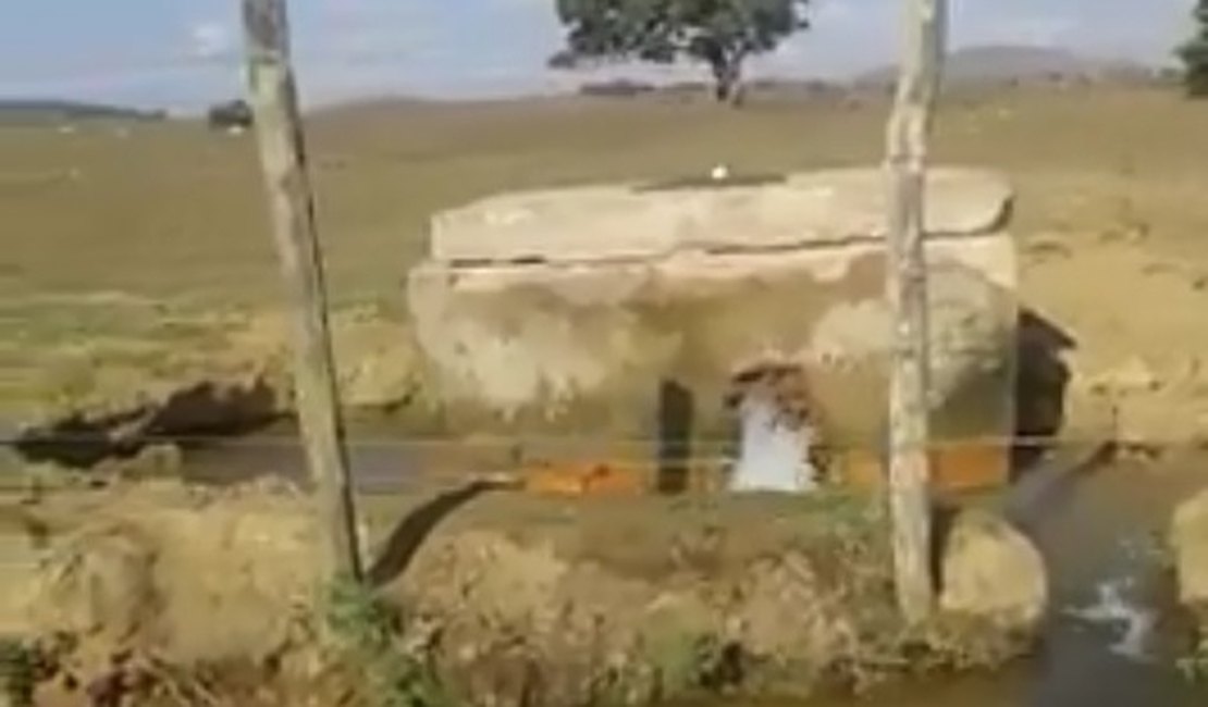 Moradores denunciam grande vazamento de água em caixa hidráulica da Casal