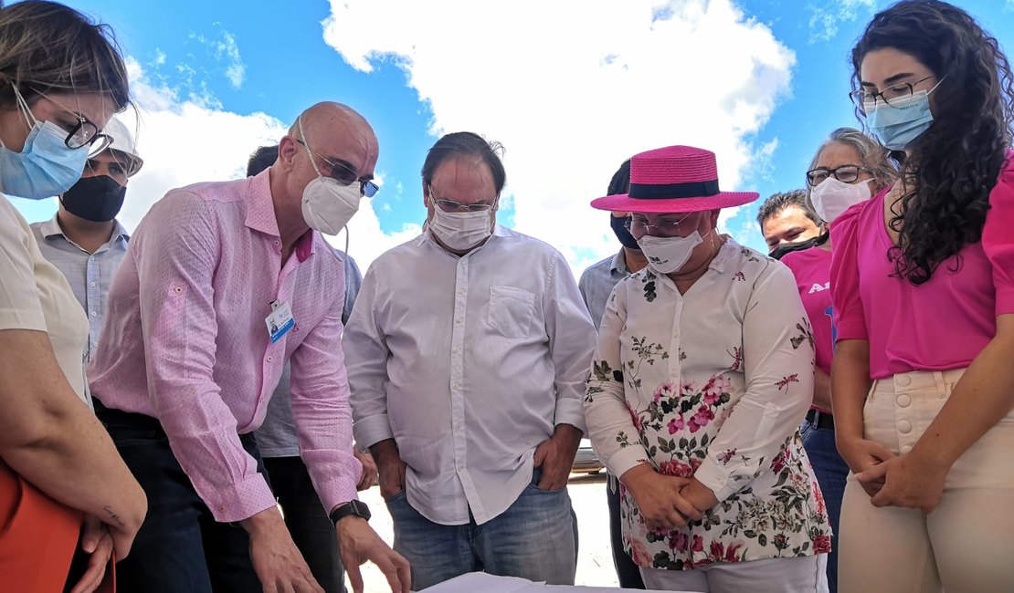 [Vídeo] Tereza Nelma e Luciano Barbosa visitam obra de construção do Hospital do Amor