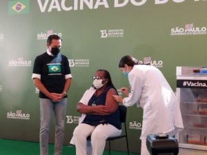 Covid-19: Enfermeira negra e pertencente a grupo de risco é vacinada em SP