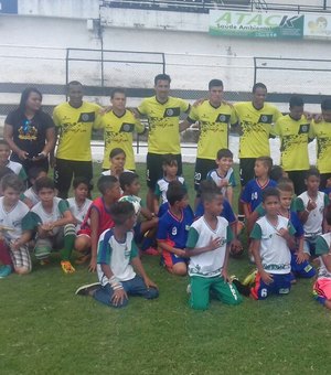Jogadores do ASA recebem alunos da Escola de Tempo Integral Mário César Fontes