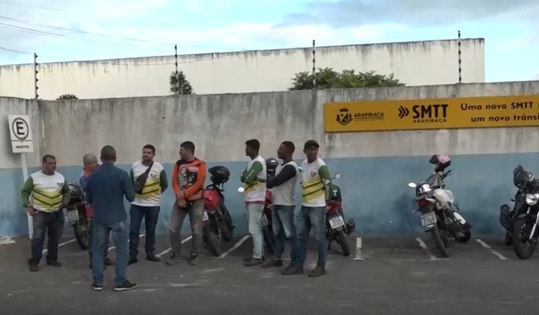 [Vídeo] Mototaxistas 'clandestinos' pedem explicações à SMTT sobre edital para credenciamento aberto em abril