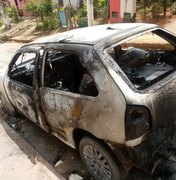 Criminosos incendeiam veículo na cidade de Jacuípe