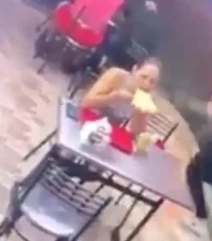 [Vídeo]  Homem abandona namorada durante assalto em lanchonete e mulher continua comendo tranquilamente