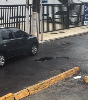 Moradores reclamam de buracos recorrentes em cruzamento da Ponta Verde