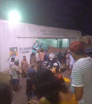 Caminhão desgovernado atinge Academia da Saúde em Palmeira dos Índios