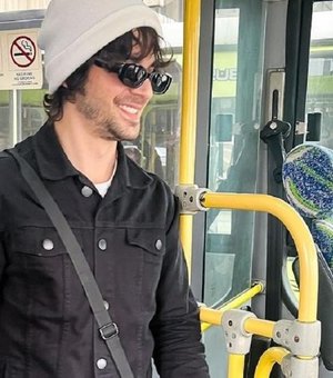 Aos 32 anos, Fiuk anda de ônibus pela 1ª vez e brinca: 'Sextou no busão'